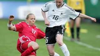 Conny Pohlers (r.) behauptet den Ball © Bongarts