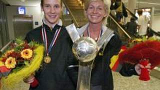 Simone Laudehr (li.) und Silvia Neid<br>mit dem WM-Pokal © Bongarts