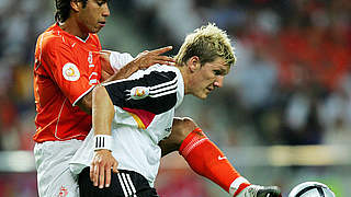 Das bislang letzte EM-Duell im Jahr 2004: Schweinsteiger (r.) gegen van Bronckhorst © Bongarts/GettyImages