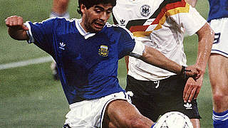 Hautnah: Buchwald (h.) bedrängt Maradona © Bongarts/GettyImages