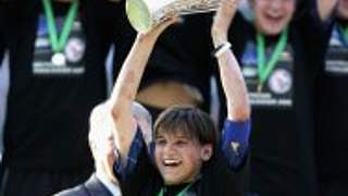 Ariane Hingst mit dem<br> DFB-Pokal der Frauen © Bongarts/Getty-Images