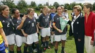 Gisela Gattringer (r.) gratuliert dem DFB-Team © Bongarts/Getty-Images