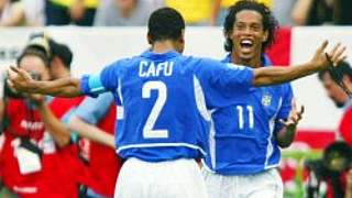 Brasiliens Ronaldinho (rechts) und Cafu © Bongarts