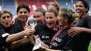 Gratulation an die Europameisterinnen © Bongarts/Getty-Images