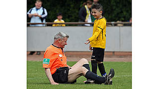 Snapshot: A referee is helped to his feet after taking a tumble © Jürgen Fromme