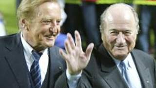 DFB-Präsident Gerhard Mayer-Vorfelder<br>und FIFA-Präsident Joseph Blatter (r.) © Bongarts/Getty-Images