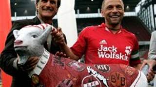 Thomas Häßler (r.) mit<br>Wolfgang Overath, Präsident des 1. FC Köln © Bongarts/Getty-Images