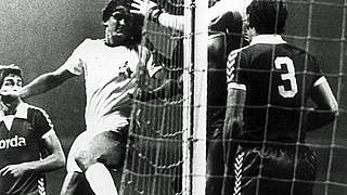 Sechs Tore in einem Spiel: Dieter Müller (2.v.l.) 1977 © dpa