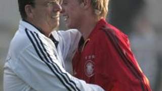 Torschütze Patrick Funk mit<br>DFB-Trainer Paul Schomann © Bongarts/Getty-Images