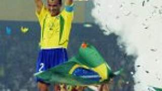 Brasiliens Kapitän Cafu<br>mit dem WM-Pokal © Bongarts