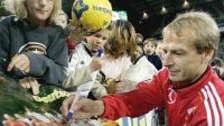 Bundestrainer Jürgen Klinsmann<br>gibt nach der Trainingseinheit Autogramme © Bongarts/Getty-Images