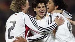 Jubilarin Steffi Jones (r.) traf zum 1:0 © Bongarts/Getty-Images