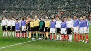 Gemischtes Mannschaftsfoto <br> vor der Partie Frankreich - Deutschland © Bongarts/Getty-Images