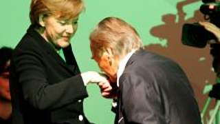 DFB-Präsident Gerhard Mayer-Vorfelder<br>begrüßt Angela Merkel © Bongarts/Getty-Images