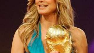 Topmodel Heidi Klum <br> präsentiert den WM-Pokal © Bongarts/Getty-Images
