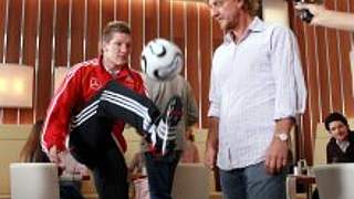 Nationalspieler Bastian Schweinsteiger (l.)<br>beim Dreh eines Werbespots © Markus Gilliar - Pool / Bongarts/Getty-Images