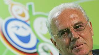 Franz Beckenbauer vor dem Logo der WM 2006 © Foto: Bongarts/GettyImages