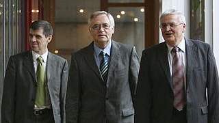DFB-Präsident Dr. Theo Zwanziger, DFB-Generalsekretär Horst R. Schmidt und DFB-Direktor Willi Hink (v.r.). © Foto: Bongarts/GettyImages
