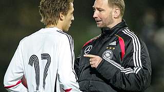 DFB-Trainer Dieter Eilts mit Fabian Johnson © Foto: Bongarts/GettyImages