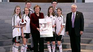 Bundeskanzlerin Angela Merkel (m.)<br> und DFB-Präsident Theo Zwanziger (r.) © Foto: Bongarts/GettyImages