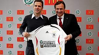 Oliver Bierhoff mit Gerhard Schöps, Vorstand Marketing und Öffentlichkeitsarbeit von McDonald's © Bongarts/GettyImages