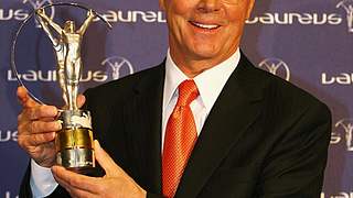 Franz Beckenbauer mit dem Laureus Award © Foto: Bongarts/GettyImages