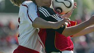 Mario Götze (r.) im Zweikampf mit einem polnischen Gegenspieler © Foto: Bongarts/GettyImages