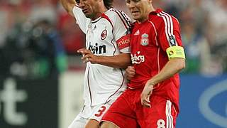 Duell zwischen Paolo Maldini (l.) und Steven Gerrard © Foto: Bongarts/GettyImages