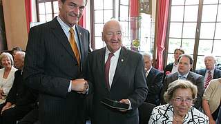 Leipzigs Bürgermeister Burkhard Jung überreicht die Ehrenmedaille an Egidius Braun © Bongarts/GettyImages