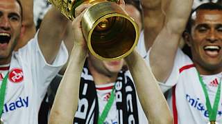 Raphael Schäfer mit dem DFB-Pokal © Foto: Bongarts/GettyImages