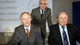 Wolfgang Schäuble, Franz Beckenbauer<br> und FIFA-Präsident Joseph S. Blatter © Bongarts/Getty-Images