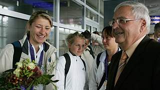 DFB-Präsident Dr. Theo Zwanziger empfing die U 19-Frauen am Flughafen Frankfurt © Bongarts/GettyImages