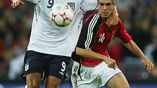 Philipp Lahm (r.) wird von Alan Smith behindert © Bongarts/GettyImages