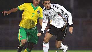 Mario Vrancic im Zweikampf mit Ashley Richards ©  Bongarts/Getty Images