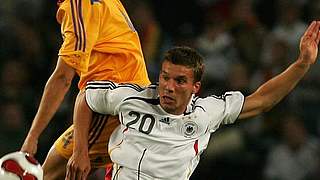 Lukas Podolski im Kopfballduell © Bongarts/GettyImages