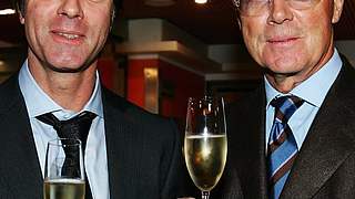 Bundestrainer Joachim Löw stößt mit Franz Beckenbauer an © Bongarts/GettyImages