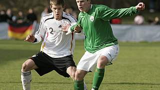 Sebastian Jung (l.) bedrängt Damian McCroy   © Bongarts/GettyImages