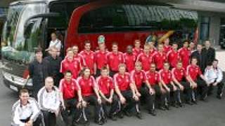 Die Nationalmannschaft vor<br>dem neuen Mannschaftsbus © GES-Sportfoto