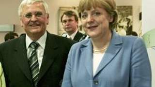 Dr. Theo Zwanziger begrüßt <br>Bundeskanzlerin Dr. Angela Merkel © Bongarts/Getty-Images