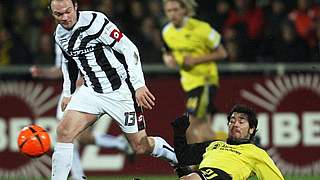 Aachens Cristian Fiel (r.) stoppt den Gladbacher Alexander Voigt ©  Bongarts/GettyImages