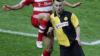 Bayerns Lucio (l.) im Zweikampf mit dem Dortmunder Mladen Petric ©  Bongarts/GettyImages