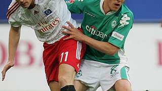 Bremens Clemens Fritz (r.) vying with Hamburg player Ivica Olic ©  Bongarts/GettyImages