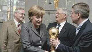 Horst R. Schmidt, Dr. Angela Merkel,<br>Dr. Theo Zwanziger und Dr. Thomas Bach © Bongarts/Getty-Images
