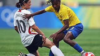 Renate Lingor (l.) im Duell mit Formiga © Bongarts/GettyImages