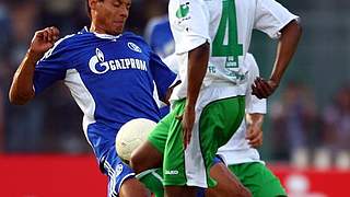 Schalkes Jermaine Jones (l.) gegen Mohammed Muftawu vom FC Homburg © Bongarts/GettyImages 