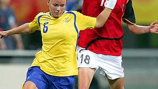 Kerstin Garefrekes (r.) im Zweikampf © Bongarts/GettyImages