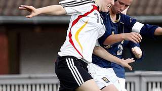 Janine Angrick (l.) im Zweikampf mit Eilish McSorley © Bongarts/GettyImages 