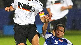 Miroslav Klose (l.) trug im Hinspiel die Kapitänsbinde © 