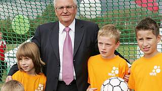 Dr. Theo zwanziger eröffnete ein Mini-Spielfeld in Pößneck © Bongarts/GettyImages