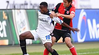 Duell zwischen Bielefelds Christopher Katongo (l.) und Junichi Inamoto © Bongarts/GettyImages